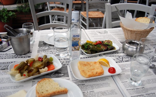 10. Yunanlar 'bar food'u başka bir seviyeye taşıdılar.İçkinin yanında sıcak pide ve salçalarla birlikte küçük tabaklarda ahtapot,sahanda peynir,köfte (mezedaki) eksik olmaz